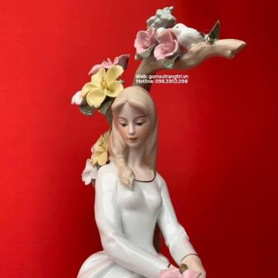 TƯỢNG SỨ CÔ GÁI BÊN NHÀNH HOA